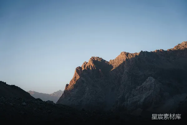 高清摄影 连绵的山脉，背景是蓝天