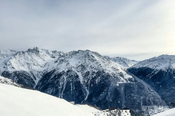 高清摄影 一个男人在雪覆盖的斜坡上滑雪。