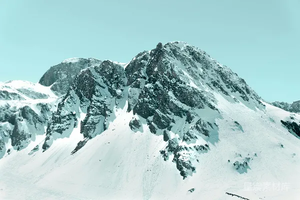 高清摄影 一座覆盖着雪的山峰，天空作为背景。