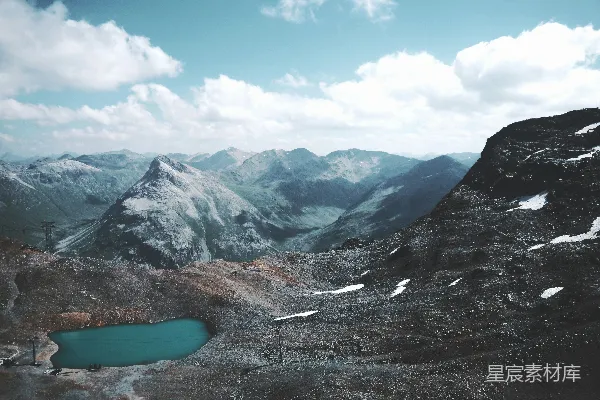 高清摄影 一个雪山地区的湖泊