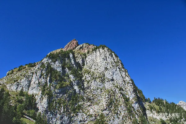 高清摄影 在晴朗的蓝天下的尖锐山峰。