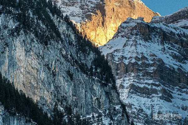 高清摄影 一座雪山，蓝天映衬