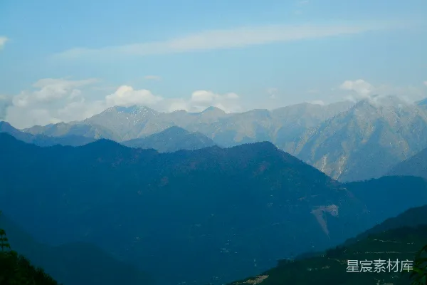 高清摄影 层峦叠嶂的山脉在晴朗的蓝天之下