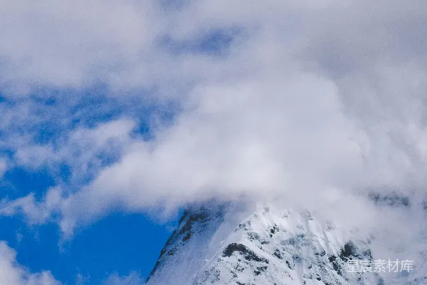 高清摄影 一座山峦被云雾笼罩，在蓝天之下