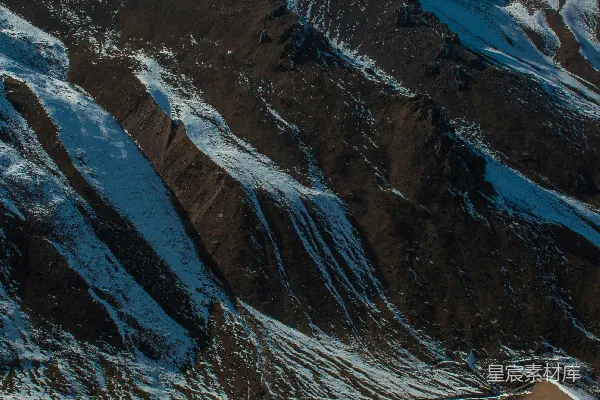 高清摄影 站在雪山上的人