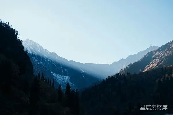 高清摄影 一座山脉的远景，前景中有湖泊。
