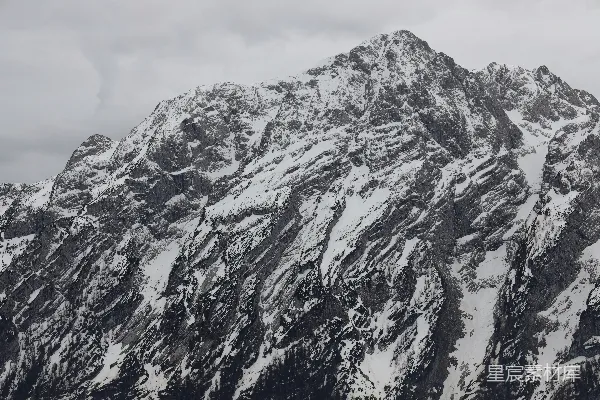 高清摄影 一座被雪覆盖的山
