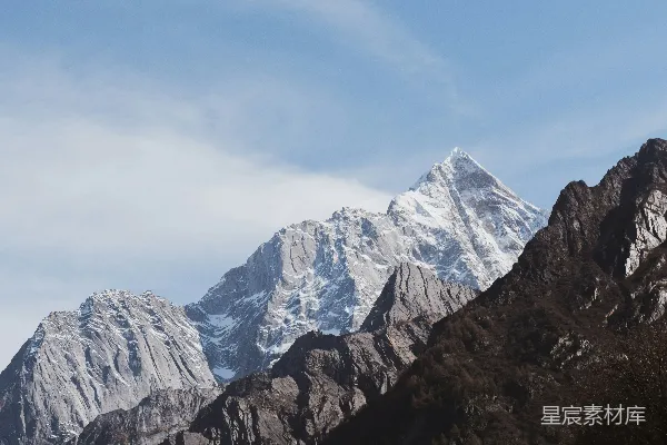 高清摄影 蓝天白云下的雪山。