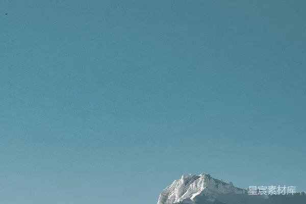 高清摄影 一座覆盖着白雪的山峰在蓝天之下