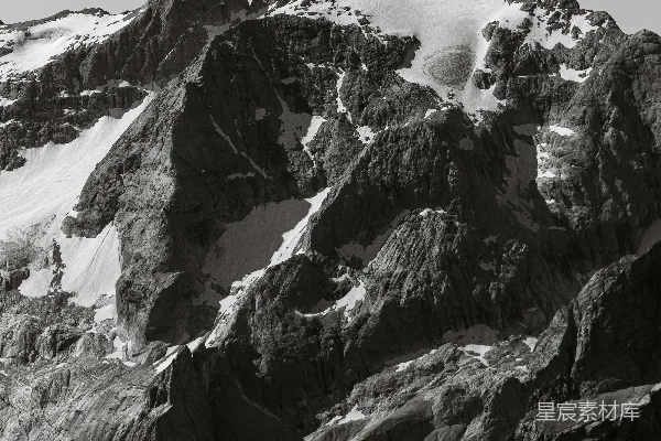 高清摄影 雪山雄伟地矗立在天空之下。