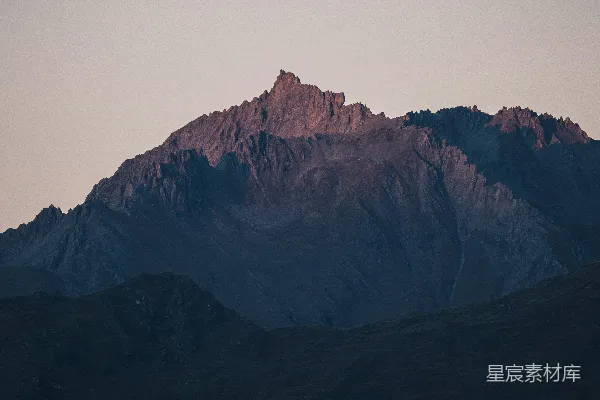 高清摄影 金光照射着崎岖的山峰。