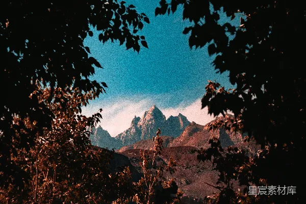 高清摄影 白天，山脚下有绿树，天空中飘着白云。