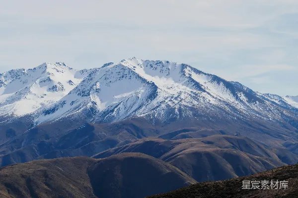 高清摄影 云层密布下白雪覆盖的山峰。