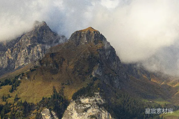 高清摄影 一座山脉的全景，天空中有云彩。