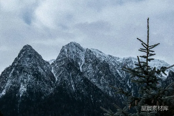 高清摄影 白天阴云密布下被积雪覆盖的山峰