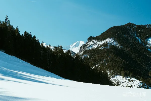 高清摄影 一个人在雪地上滑雪