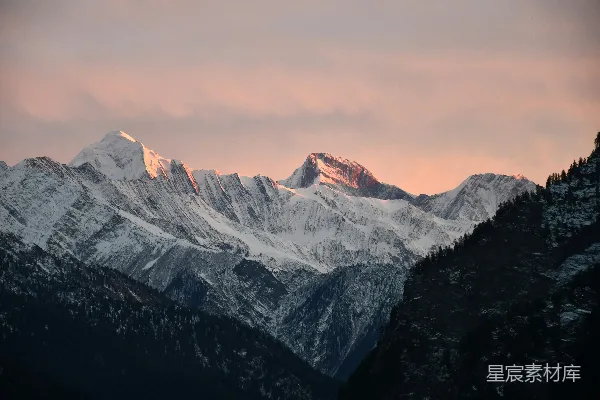 高清摄影 夕阳下的一片山脉景色
