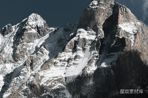 高清摄影 覆盖着白雪的山峰在黑暗的天空下显得高耸。