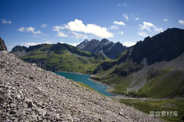 高清摄影 从山顶俯瞰一座山间的湖泊。