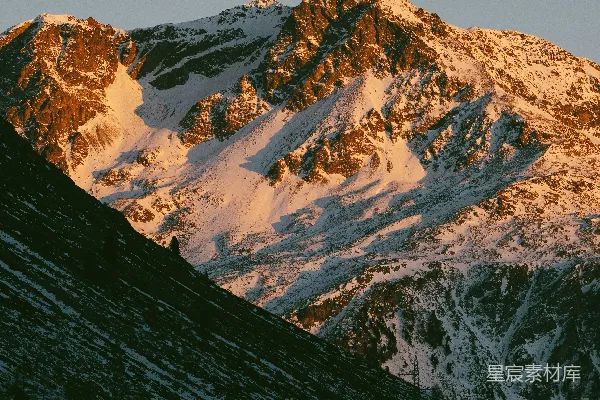 高清摄影 被金色阳光照亮的积雪覆盖的山峰