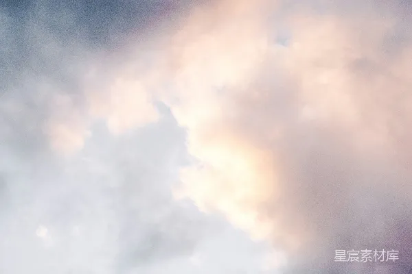高清摄影 一架飞机在云层中的天空中飞行
