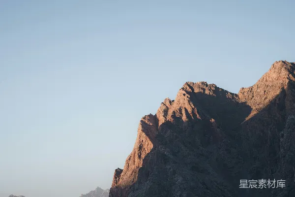 高清摄影 一座高大的山峰，背景是蓝天。