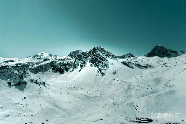 高清摄影 一座覆盖着雪的山，背景是天空。