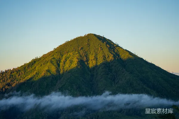 高清摄影 一座非常高的山峰，前面有一些云。