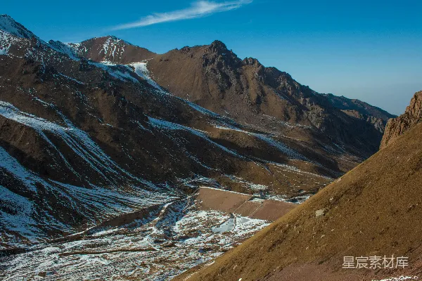 高清摄影 一座覆盖着雪的岩石山