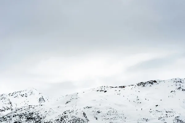高清摄影 白天白云下的积雪山
