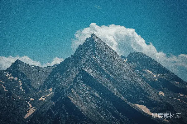 高清摄影 一座非常高大的山脉，天空中有些云彩。