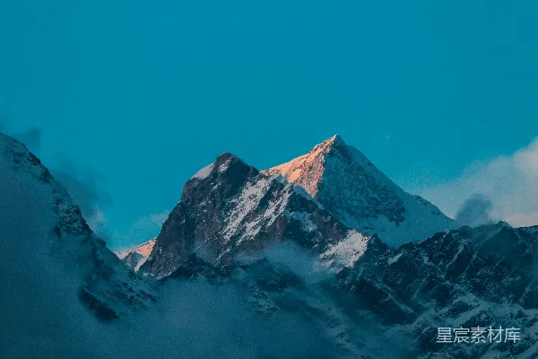 高清摄影 雪山沐浴在金色的日出光辉中。