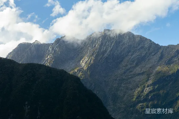 高清摄影 山峰部分被云层覆盖。