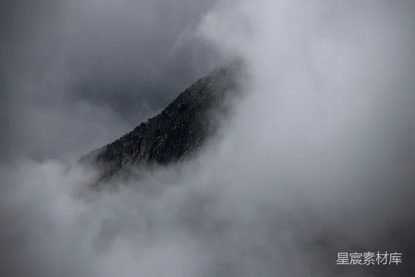 高清摄影 一座被云雾环绕的山
