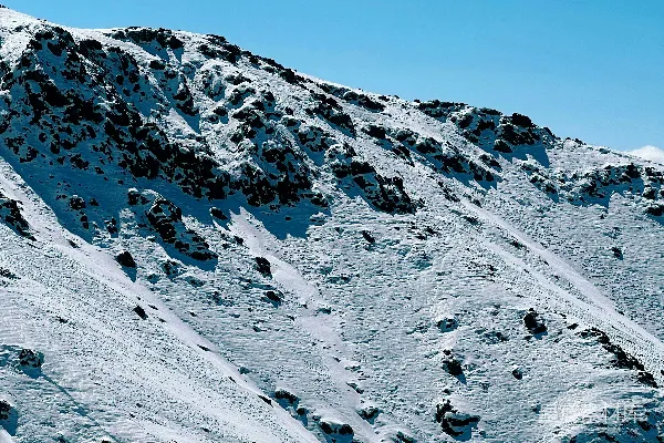 高清摄影 一个男人在雪覆盖的斜坡上滑雪。