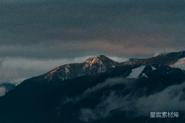 高清摄影 灰天下的黑白山