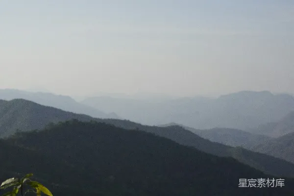 高清摄影 层层叠叠的山脉在朦胧的天空中渐渐消失。