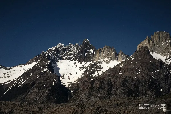 高清摄影 雪山在一片生机勃勃的深蓝色天空下。
