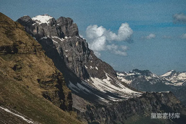 高清摄影 蓝天下的雪山尖峰。