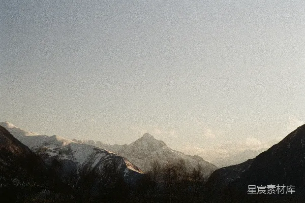 高清摄影 雪山在一片淡雅的晴空下。