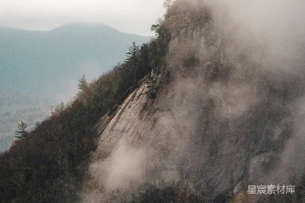 高清摄影 白天，山边的水体旁有绿树。