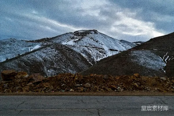 高清摄影 白天多云天空下的积雪覆盖的山