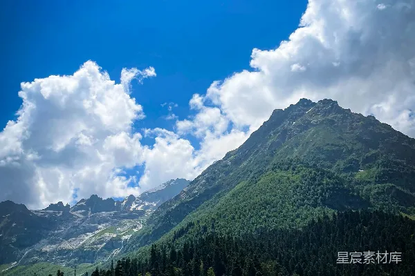 高清摄影 一片云雾缭绕的山脉风景
