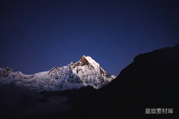 高清摄影 一片被雪覆盖的山峰在夜空中