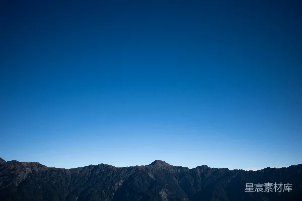 高清摄影 白天的蓝天下的棕色和黑色山峰