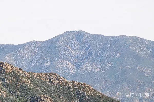 高清摄影 晴朗的天空下，崎岖的山峰。