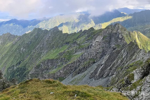 高清摄影 从山丘顶上看山脉的景色