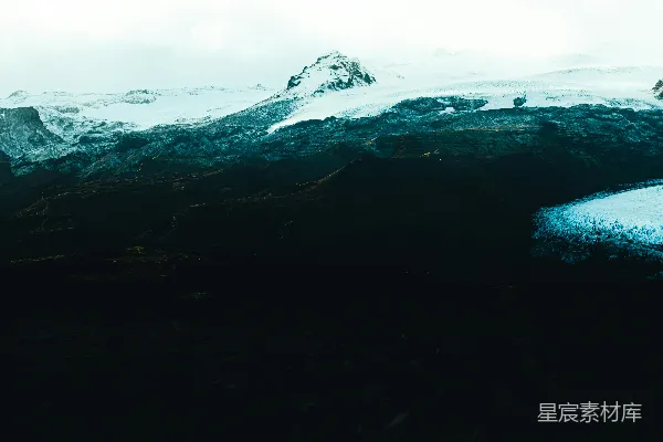 高清摄影 白天被雪覆盖的山