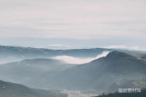 高清摄影 山谷景色，背景是山脉。