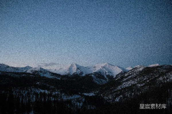 高清摄影 一座山脉，远处覆盖着积雪的山峰。